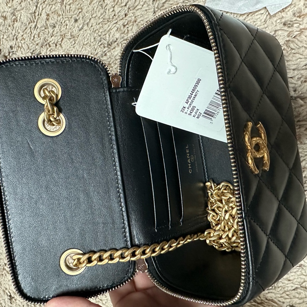 Rare Chanel vanity Bag 2022 - Picture 2 of 6